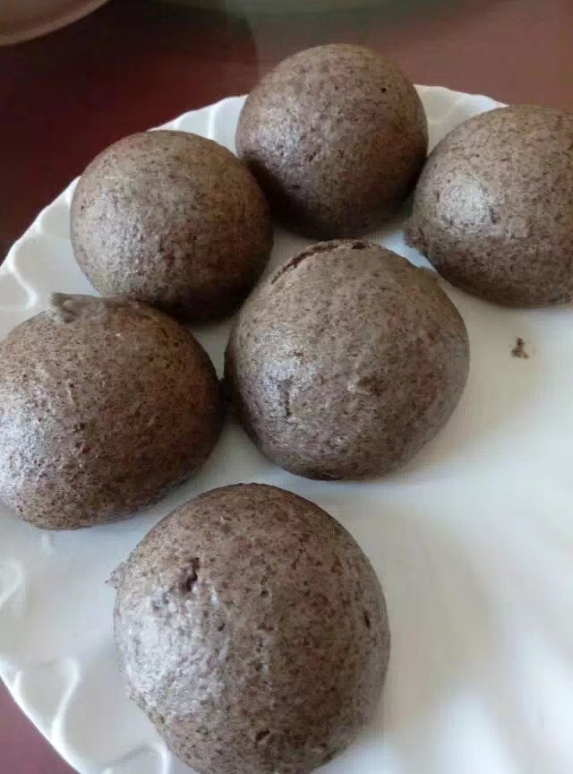 石磨面粉机磨出的黑面蒸的馒头 石磨面粉机磨出的黑面蒸的馒头